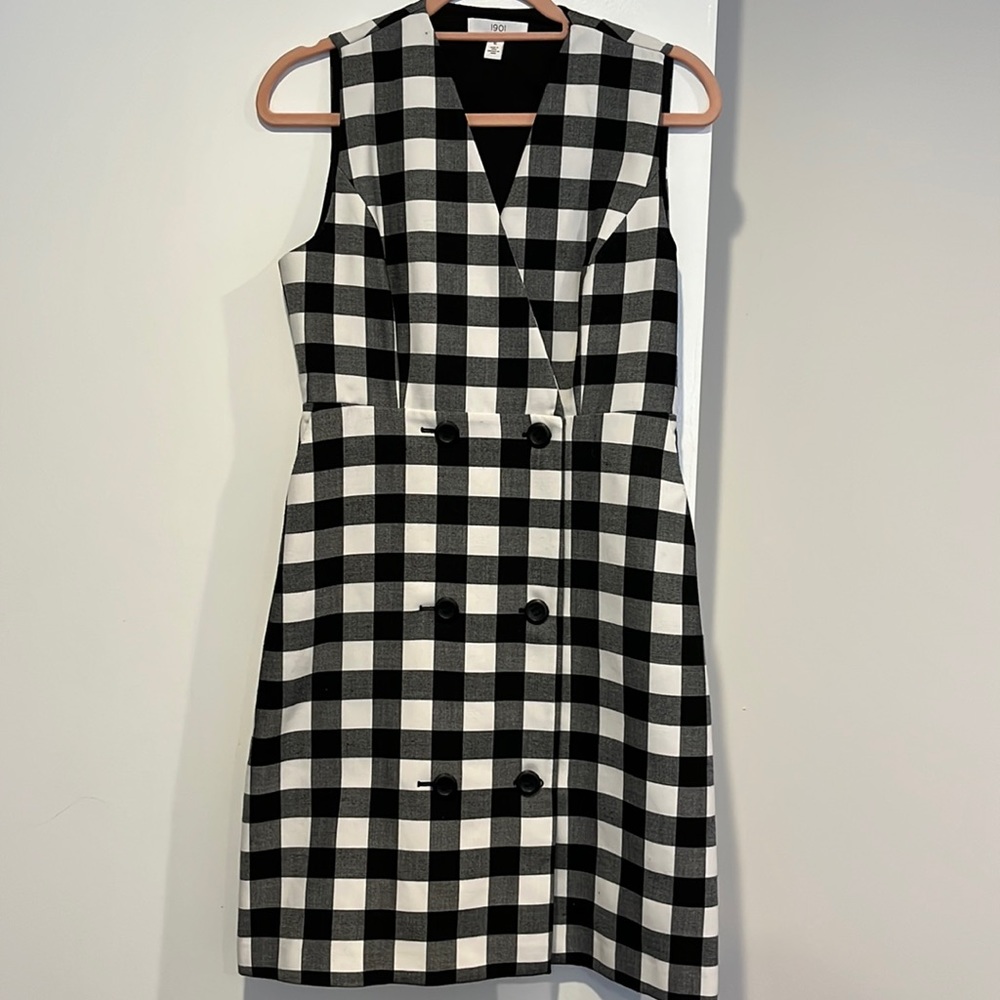 Black & White Sleeveless blazer dress with pockets!